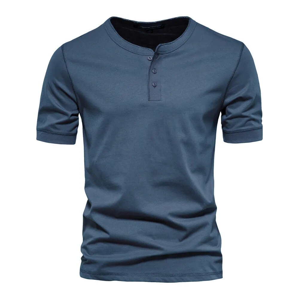 Allsidig menns Henley t-skjorte i bomull, en casual favoritt som passer til alt.