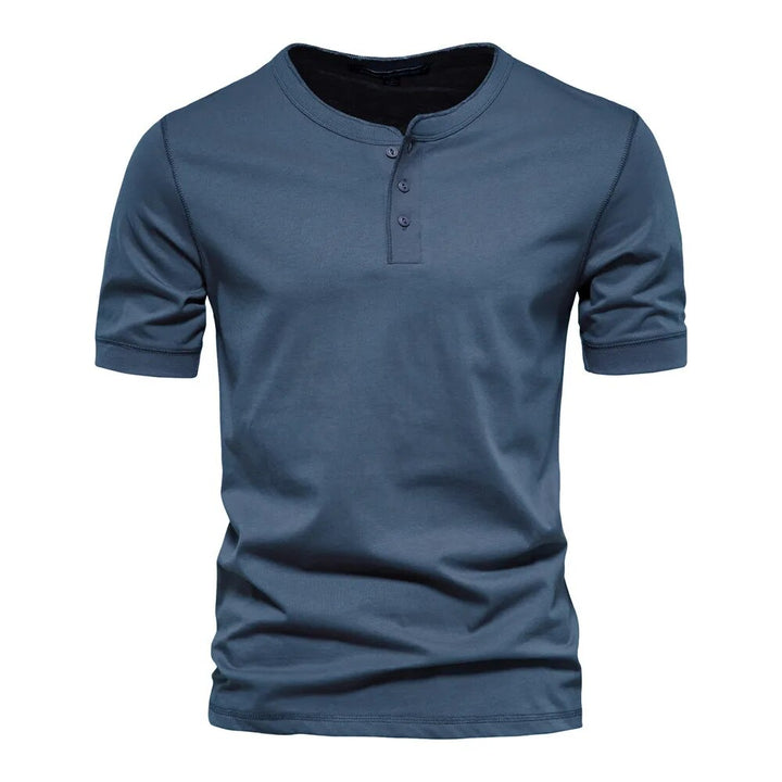Allsidig menns Henley t-skjorte i bomull, en casual favoritt som passer til alt.