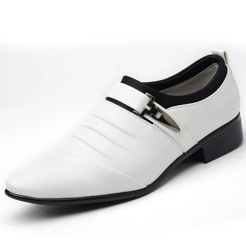 Elegante herresko i brunt skinn med spenne, ideelle for både formelle anledninger og hverdagskomfort.
