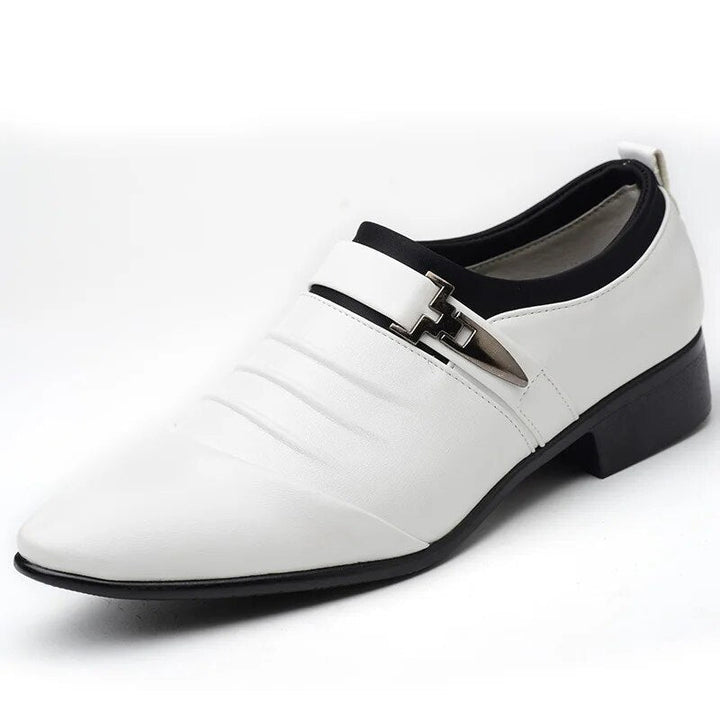 Elegante herresko i brunt skinn med spenne, ideelle for både formelle anledninger og hverdagskomfort.