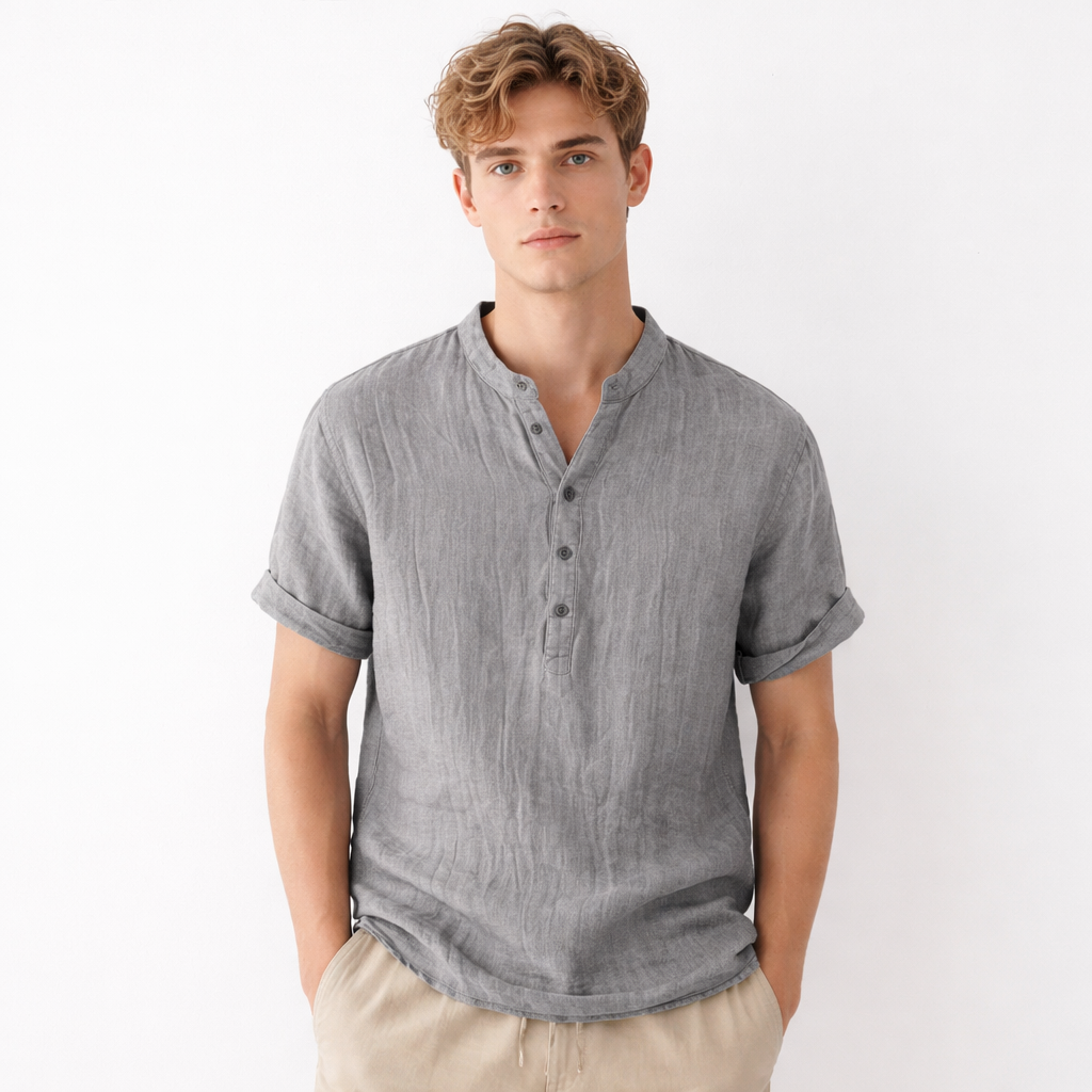 Mann iført avslappet V-hals linskjorte, perfekt for varme dager og en trendy sommerlook.