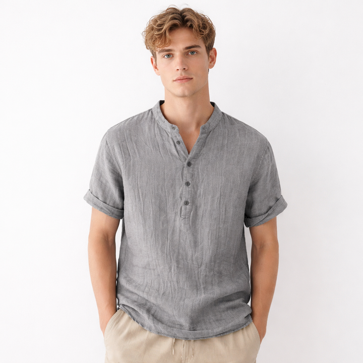 Mann iført avslappet V-hals linskjorte, perfekt for varme dager og en trendy sommerlook.