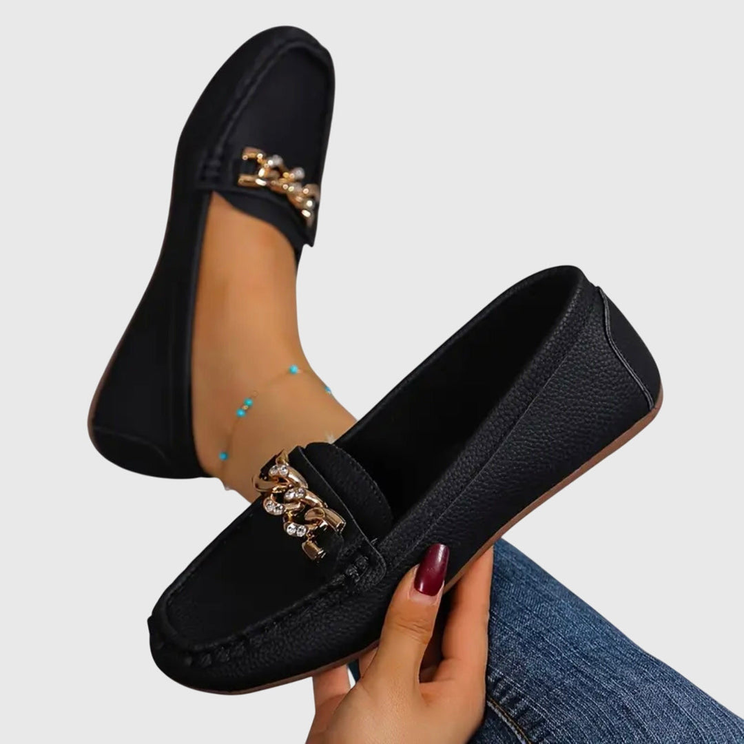 Optimal komfort og stil: kvinners slip-on loafers med kjededetalj, designet for en behagelig dag.