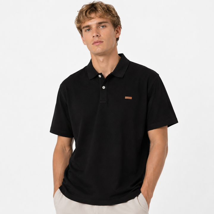 Allsidig ribbestrikket herrepoloskjorte. En casual og elegant sommerpolo som fanger retro old money-stilen.