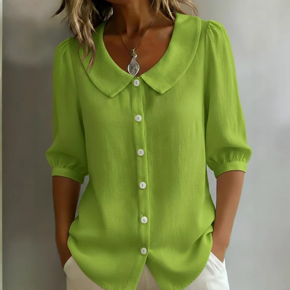 Moteriktig damebluse med voluminøse puffermer og detaljert knappestolpe. Ideell for en chic hverdagslook.