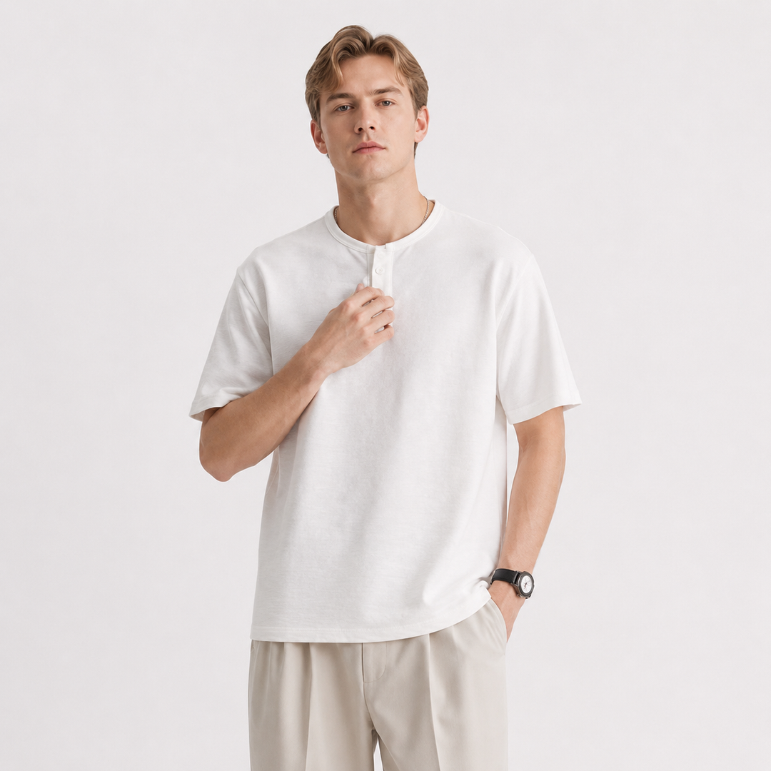 Trendy herre Henley t-skjorte, kortermet. Perfekt som stilren sommerskjorte med kraftig, teksturert stoff.