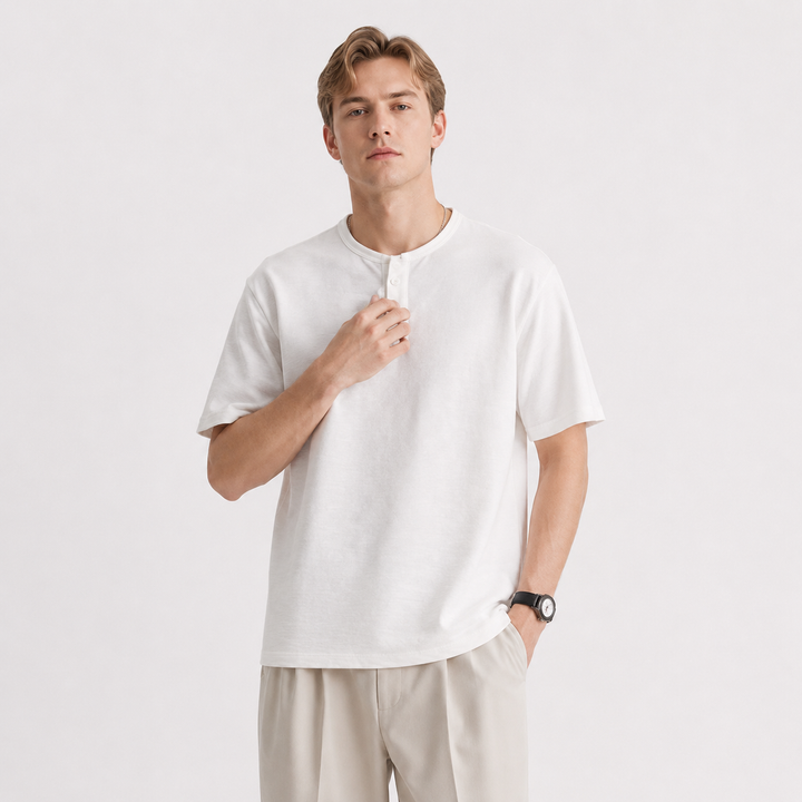 Trendy herre Henley t-skjorte, kortermet. Perfekt som stilren sommerskjorte med kraftig, teksturert stoff.
