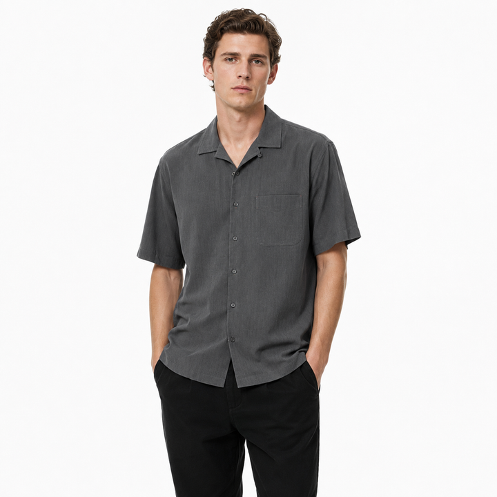 Elegant lyocell herreskjorte med V-krage for sommer og ferie. Pustende 'old money' stil, perfekt for casual bruk.