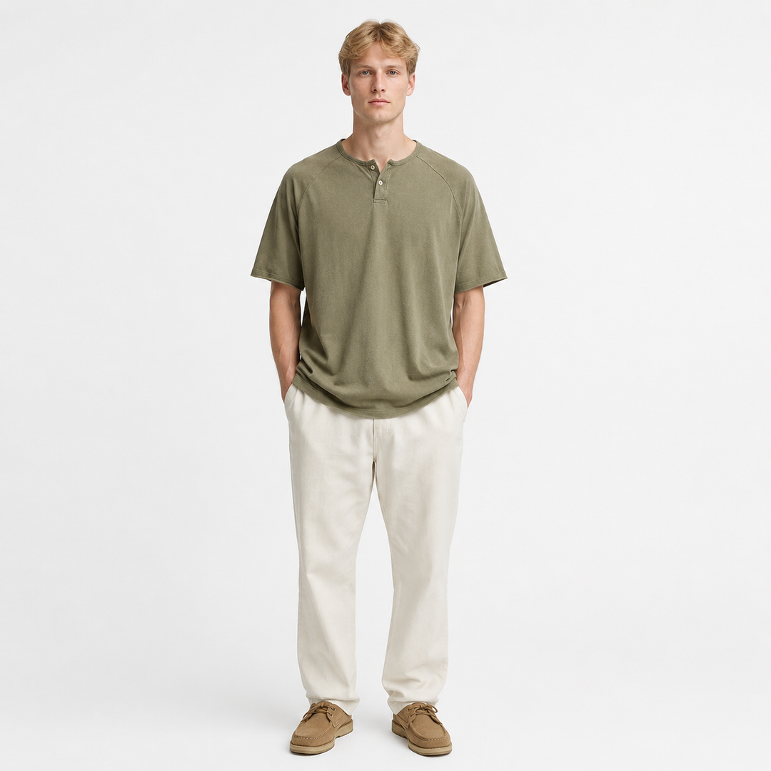 Casual oversized herre Henley t-skjorte. Tung vasket bomullstee med vintage look, perfekt for hverdag og streetwear.