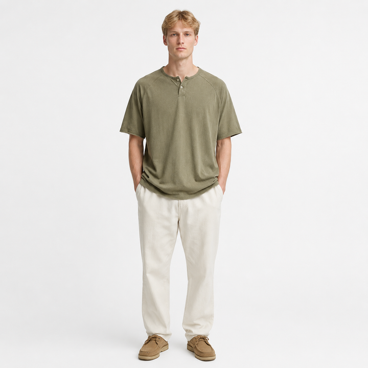 Casual oversized herre Henley t-skjorte. Tung vasket bomullstee med vintage look, perfekt for hverdag og streetwear.