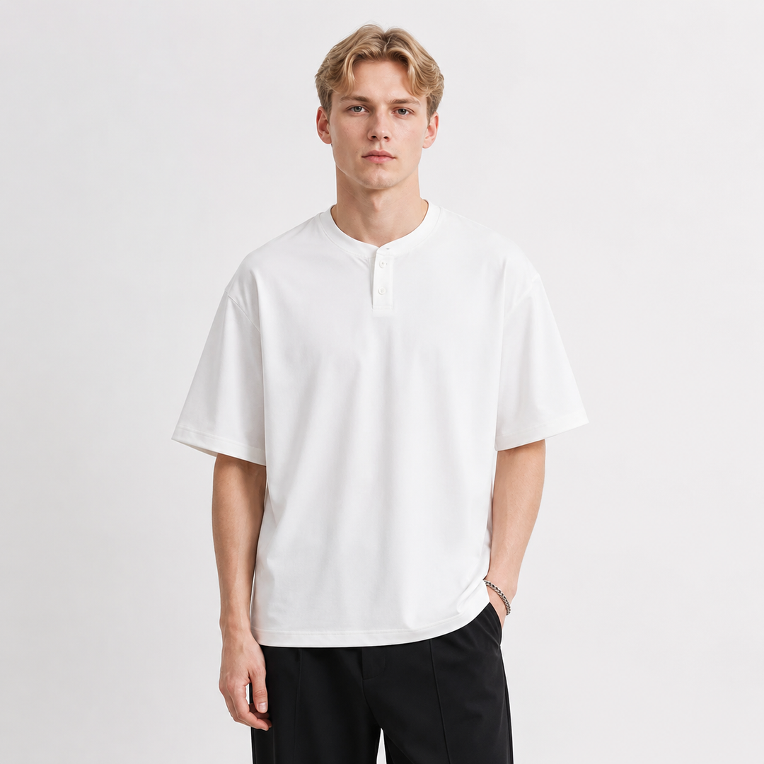 Nærbilde av krage og knapper på en hvit herre Henley t-skjorte i bomull. Kvalitetsdetaljer.