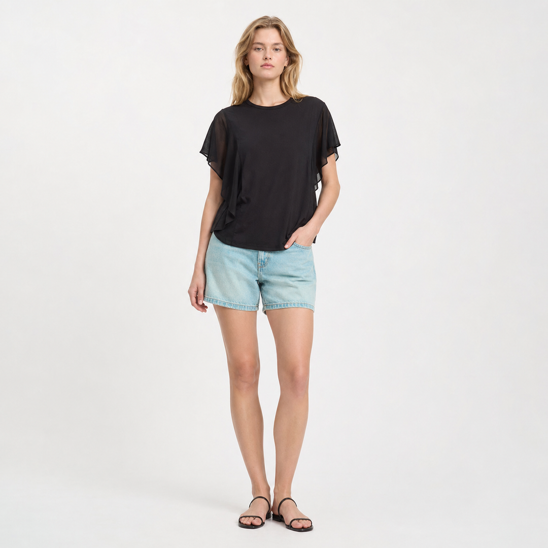 Elegant dame chiffon t-skjorte for sommeren, lett og pustende med kortermer. Perfekt minimalistisk bluse.
