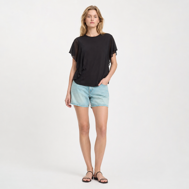 Elegant dame chiffon t-skjorte for sommeren, lett og pustende med kortermer. Perfekt minimalistisk bluse.
