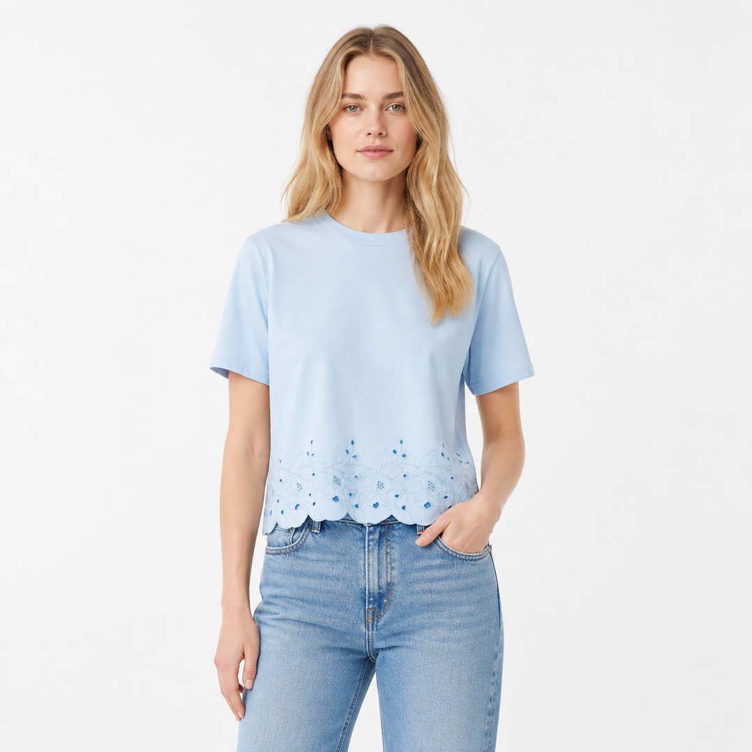Dame t-skjorte med elegant brodert kant, perfekt for hverdag og sommer. Komfortabel basic topp for allsidig stil.