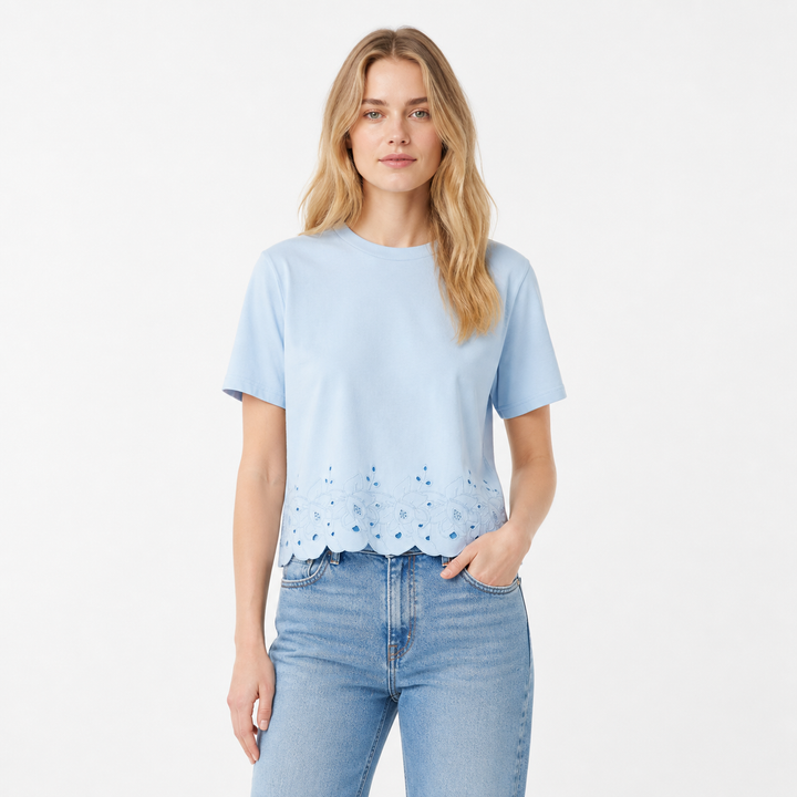 Dame t-skjorte med elegant brodert kant, perfekt for hverdag og sommer. Komfortabel basic topp for allsidig stil.