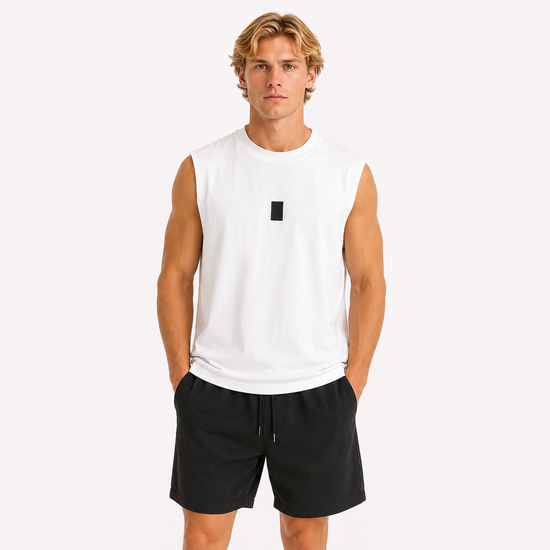 Hvit herre tanktopp med bokstavtrykk. Komfortabel ermeløs t-skjorte for trening, sommer og streetwear.