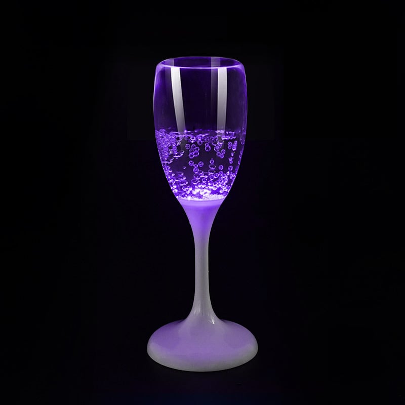 Lysende glass, ideelt for champagne og andre festlige drinker. Allsidig barutstyr.