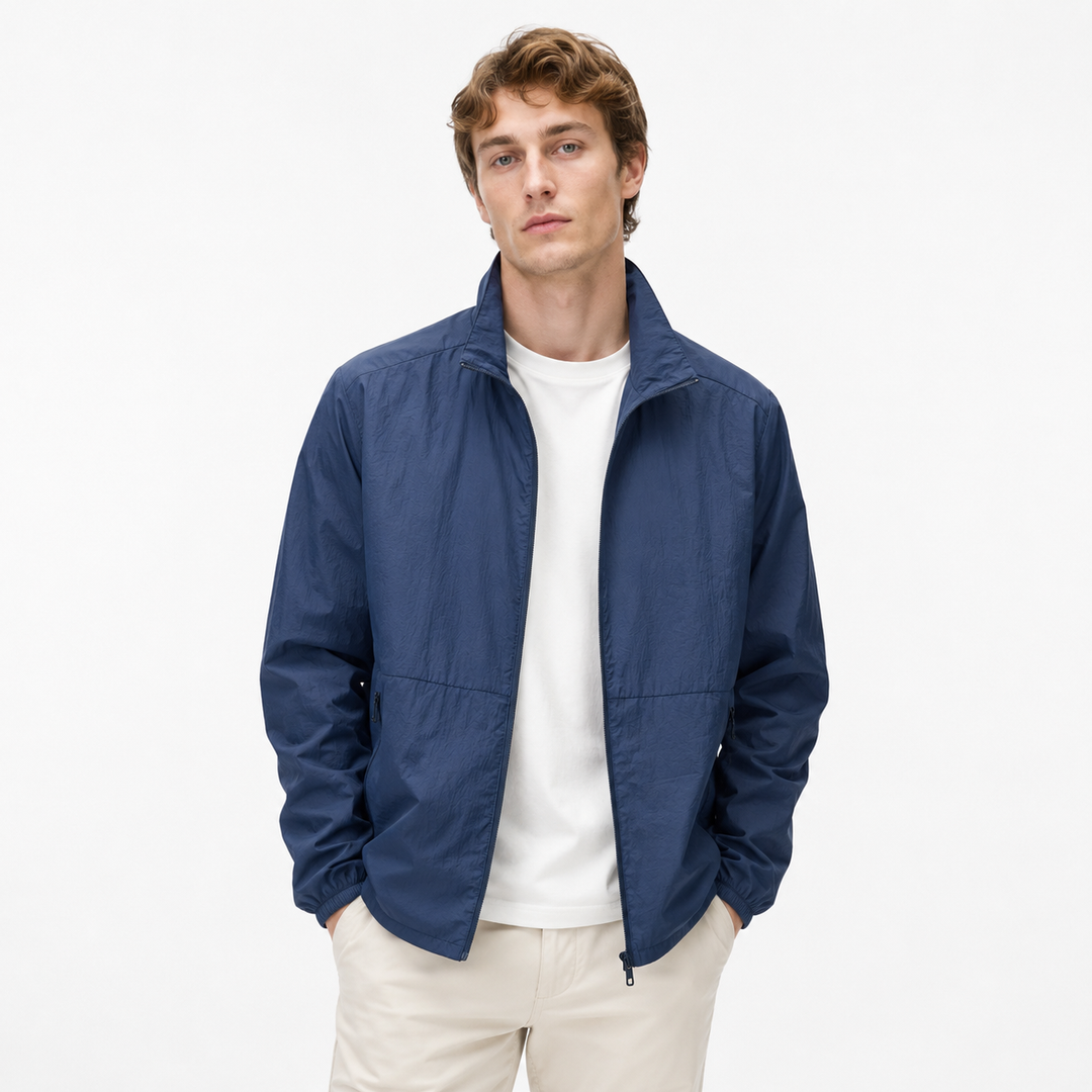 Mann i lett herre vindjakke med UV-beskyttelse, perfekt for sommer outdoor og fritid.