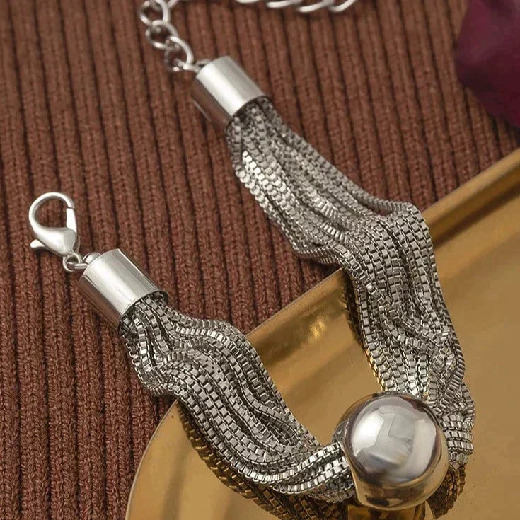 Moderne damehalskjede med skinnende glans. Elegant og tidløst smykke, komfortabelt tilbehør for kvinner.