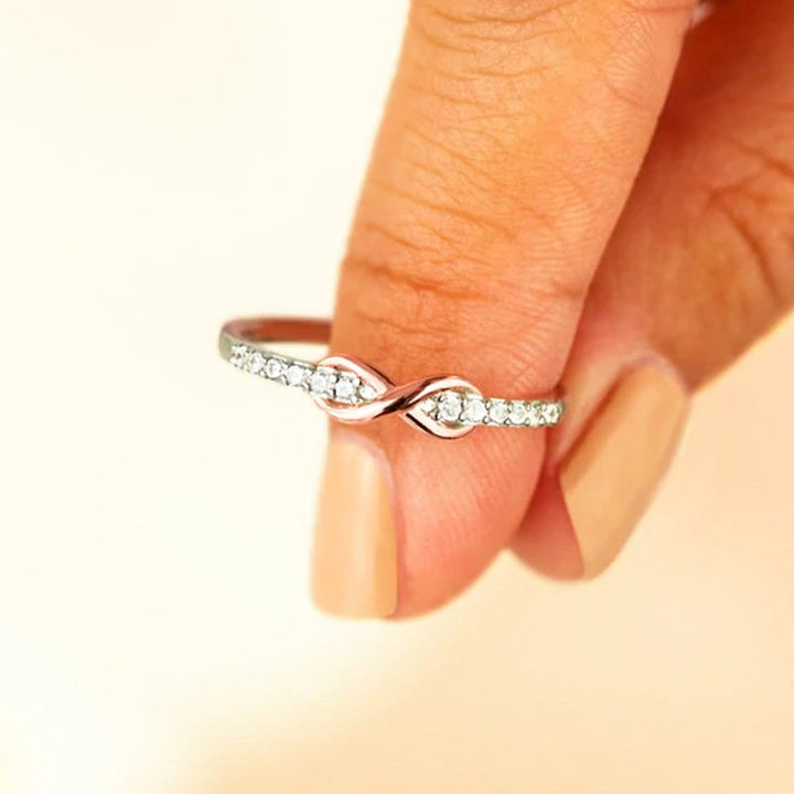 Tidløs sølv infinityring med evighetssymbol, perfekt som dattergave.