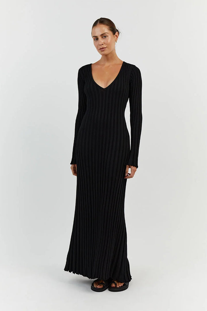 Moteriktig genserkjole med V-hals, perfekt for en elegant look. Allsidig strikket kjole.
