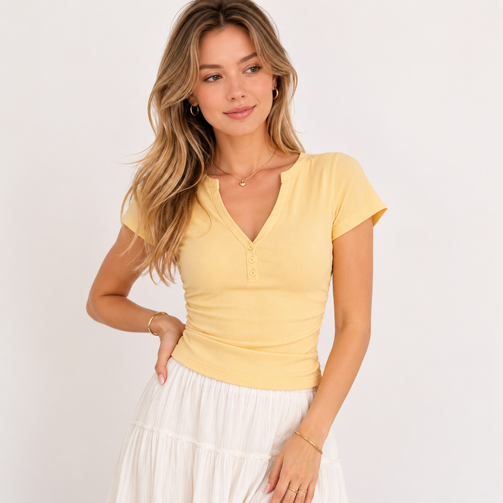 Elegant gul slim fit V-hals T-skjorte for dame, perfekt sommertopp for casual chic eller kontorstil.