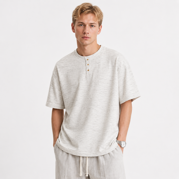 Klassisk herre Henley t-skjorte i kortermet modell med moderne lag-på-lag utseende. En allsidig overdel.