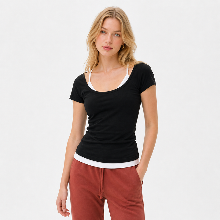 Allsidig dame sommertopp i rød med lagdelt design. Kortermet, slim fit t-skjorte for både streetwear og hverdag.