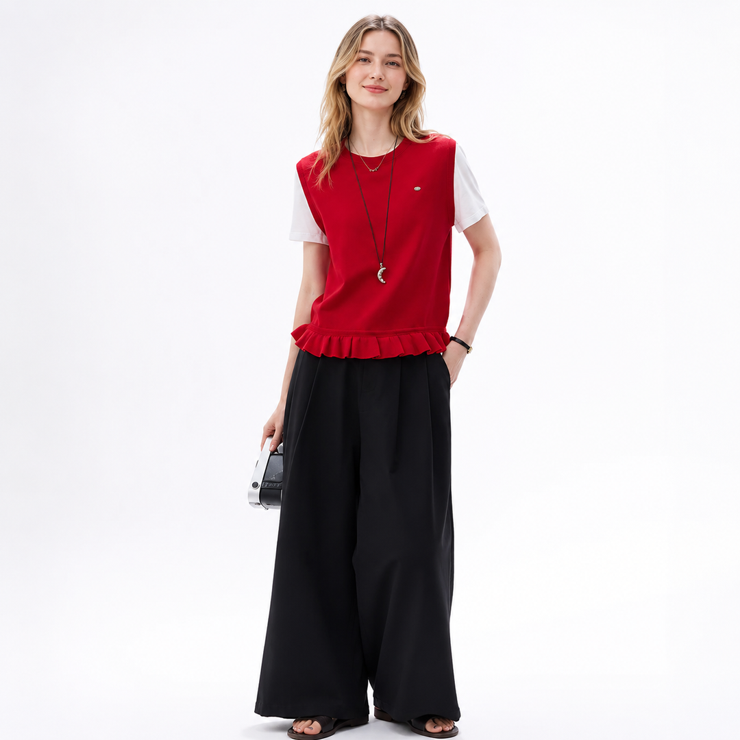 Elegant dame t-skjorte med falsk todelt look og svarte kontrastvolanger. Perfekt for sommeren.