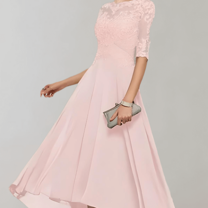 Festklar maxikjole med feminine blondeermer. Formell aftenkjole for bryllup, galla og elegante begivenheter.