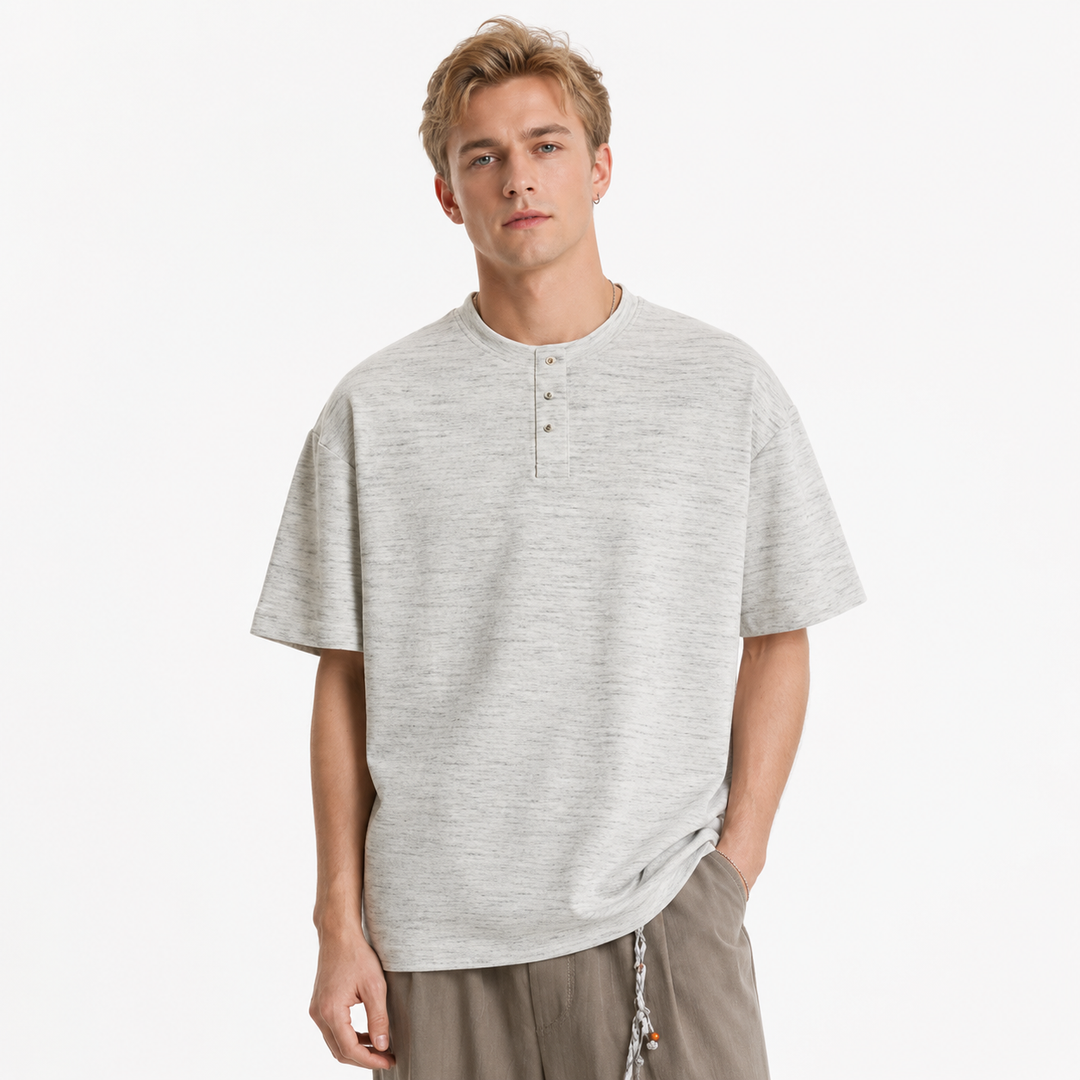 Trendy kortermet Henley t-skjorte for menn med karakteristisk lag-på-lag effekt. Ideell for vår og sommer.