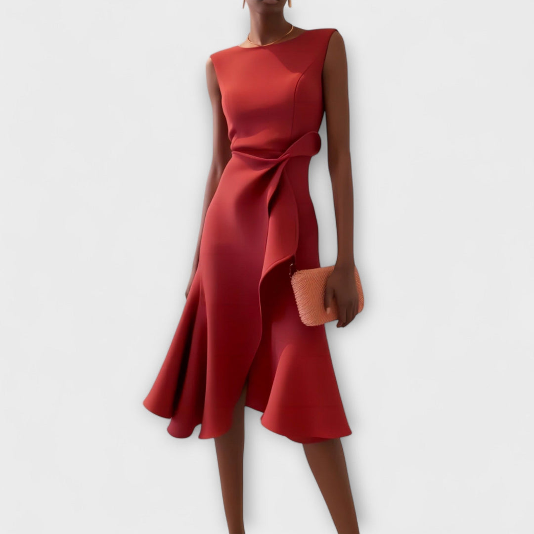 Elegant ermeløs midikjole for kvinner, med delikate volanger. Ideell for fest og sommer.