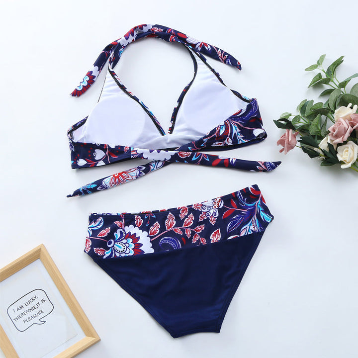 Damebikini med blomsterprint, perfekt for ferien og avslappende stunder.