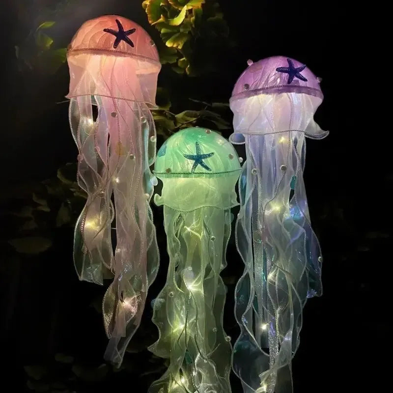 Stilren manetlampe med LED-lys. Ideell for hjemmedekor, gir en unik og avslappende atmosfære.