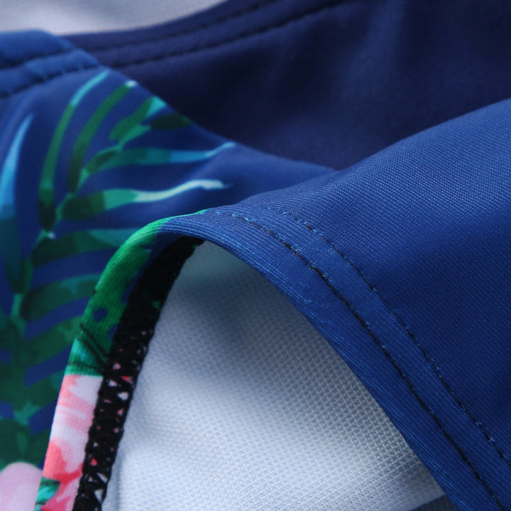 Trendy bikinisett med floral design, ideelt for svømming og soling.