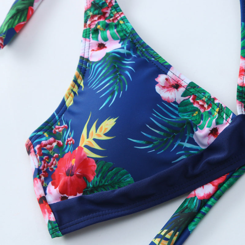 Elegant blomstret bikinisett for en sofistikert strandlook, med avtagbare skåler.