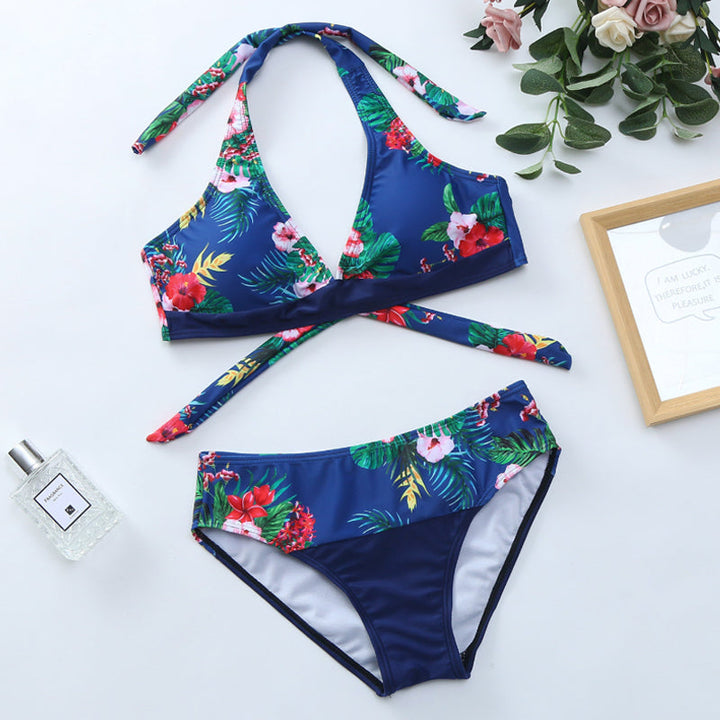 Tropisk damebikini med blomster, perfekt for sol og bad, et ekte blikkfang.