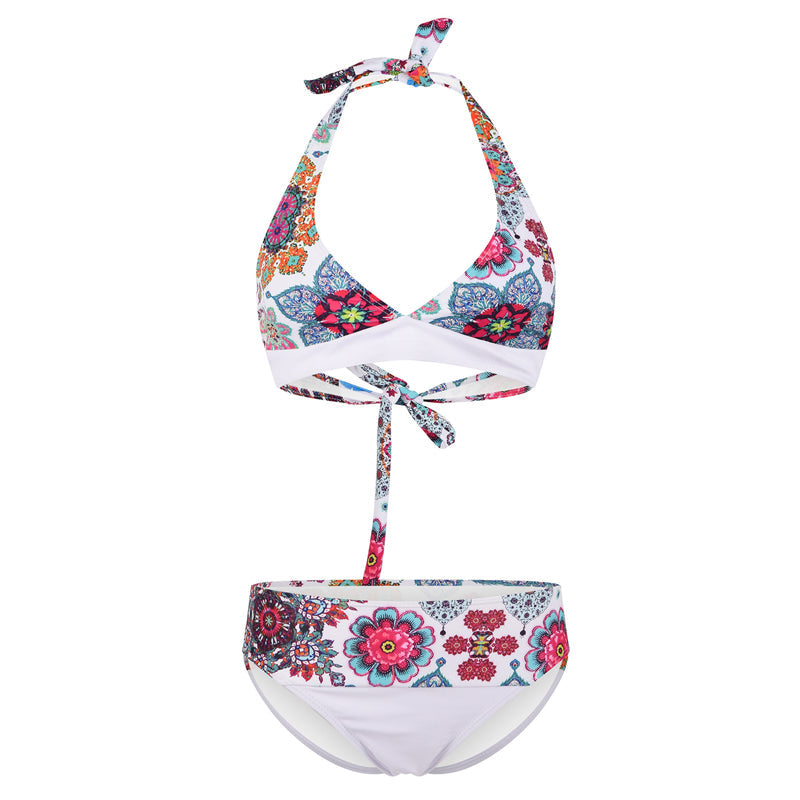 Feminin blomstret bikini for kvinner, ideell for avslapning og solfylte eventyr.