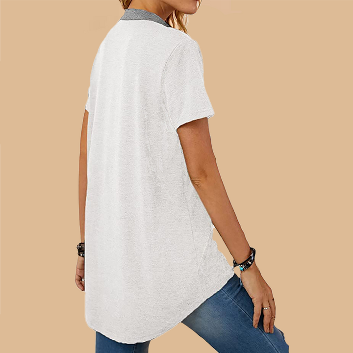 Sommerlig t-skjorte for damer med knapper, brystlomme, uformell men elegant stil.