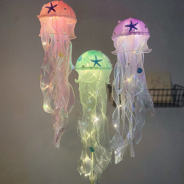 Fortryllende manetlampe som simulerer havliv. Skaper fredelig atmosfære med unik belysning.