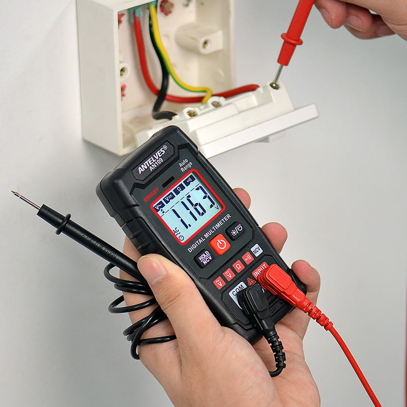 Verktøy: Digitalt multimeter med LCD-skjerm for spennings-, strøm- og motstandsmålinger. Perfekt for DIY.