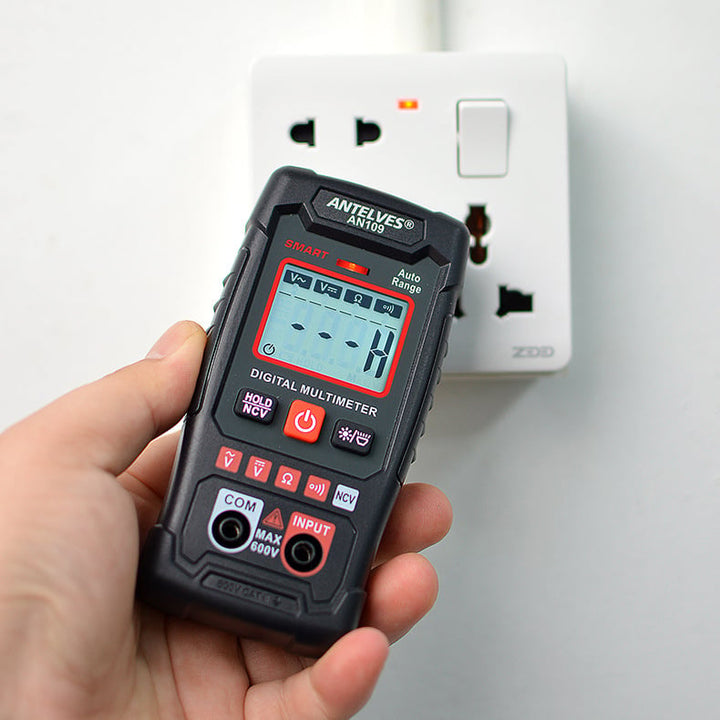 Digitalt multimeter med stor EBTN LCD-skjerm, True RMS og testutstyr for spenning og strøm.