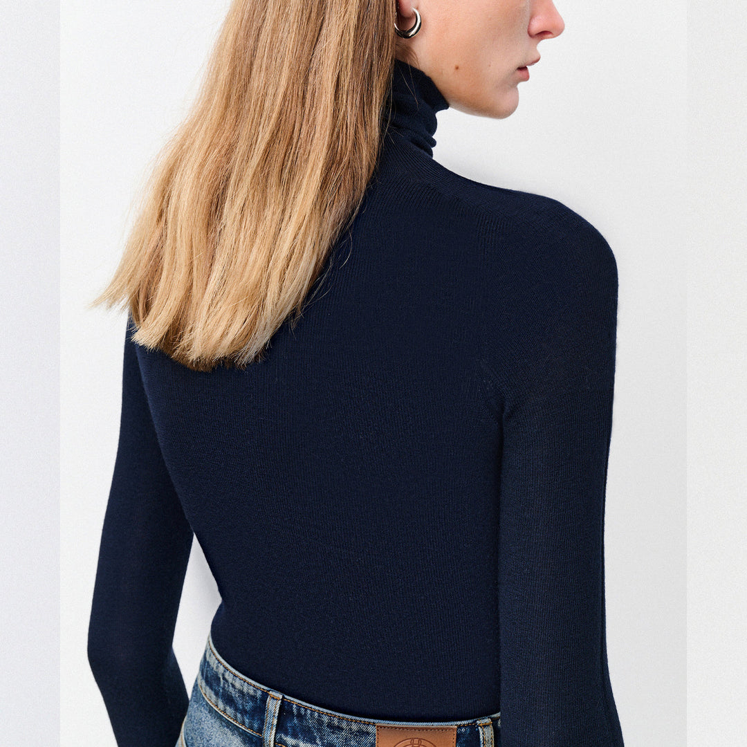 Ensfarget strikket topp med høy hals for kvinner, langermet og elegant for hverdag.