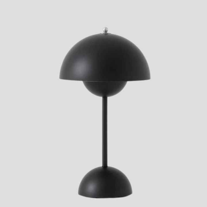 Nærbilde av en moderne trådløs bordlampe med USB-ladeport og dimmeknapp. Enkel å lade og justere.