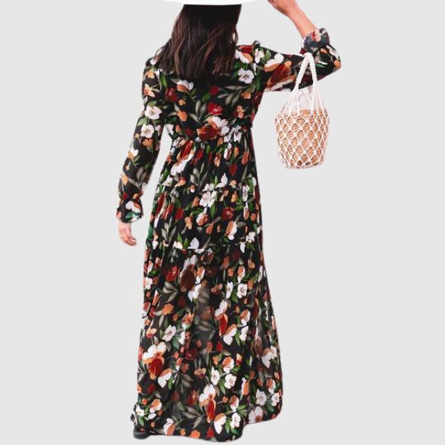 Nærbilde av elegant blomstret maxikjole i chiffon. Viser stoff, mønster og detaljer for kvinner.