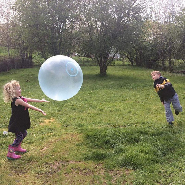 Detalj av oppblåsbar bubble ball som viser det slitesterke TPR-materialet, perfekt for barnas lek.