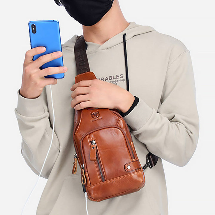Praktisk rødbrun cross-body herreveske i ekte skinn, for daglig organisering.