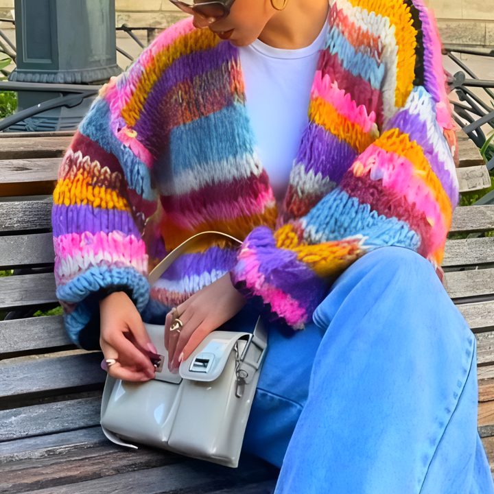Lilla stripete cardigan for dame med åpen front. Stilfull og komfortabel damestrikk, perfekt for hverdagsbruk.