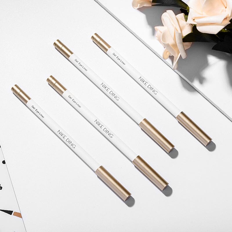 Dame bruker svettesikker, vanntett eyeliner. Langvarig, hurtigtørkende og presis øyesminke.
