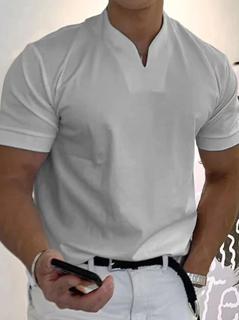 Sidevisning av lett V-hals herreskjorte i pustende polyester, ideell for varmt sommervær og mote.